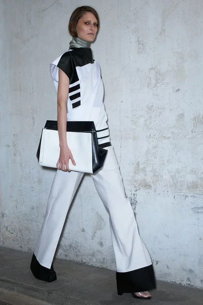 Look 16